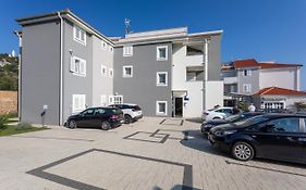 Apartments Crnekovic Tomislava 8A
